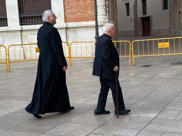 El cardenal Cañizares en su llegada a la plaza por la puerta románica
