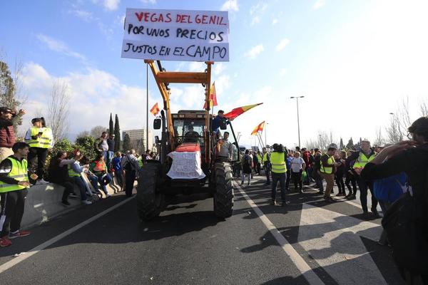 Así te hemos contado la protesta desde el amanecer hasta la apertura de la autovía