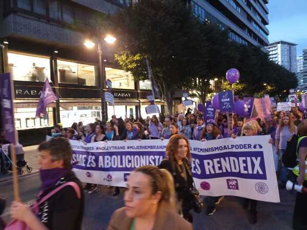La segunda manifestación recorre el centro de Valencia con cánticos contra Irene Montero