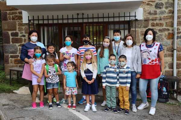 Diez alumnos de Espinama, Pido y Fuente Dé han iniciado con normalidad el curso en la escuela de Espinama, perteneciente al CRA de Liébana y Peñarrubia, que también mantiene abierta la escuela de La Hermida con 9 alumnos. Su directora, Sonia, está muy satisfecha porque &amp;quot;hemos aumentado la matrícula un niño en cada una de las dos escuelas&amp;quot;.