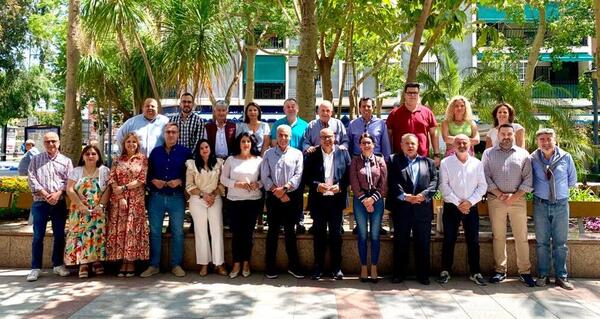 Foto de familia de la candidatura del PP en Vélez-Málaga, este viernes, en el cierre de la campaña electoral. / SUR