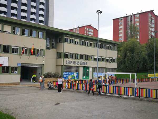 Colegio Jesús Cancio, de Santander, con los niños ya dentro de las aulas