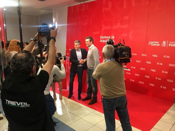 LLegan los candidatos al salón de actos de la sede socialista. Todo preparado para que comience el debate