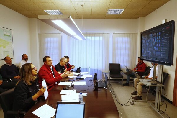 Imagen de la reunión que mantiene Adrián Barbón con los alcaldes y alcaldesas de los concejos afectados por los devastadores incendios
