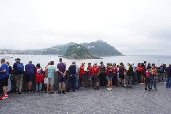 La gente espera paciente para ver la clasificación