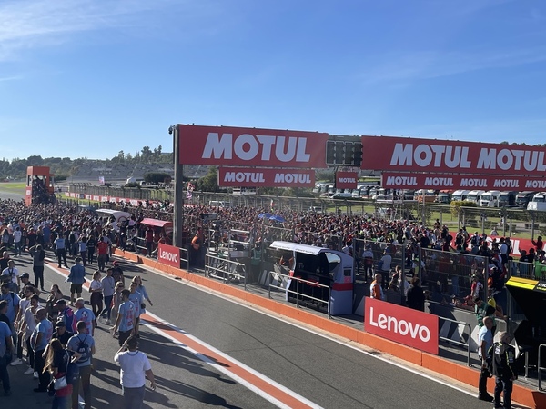 DIRECTO | La afición valenciana invade la pista para aclamar a Bagnaia
