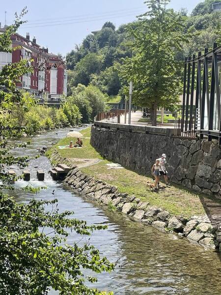 Varias personas se refrescan en el río. / Marcela Salazar