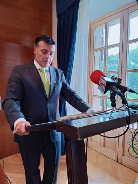 José Luis Fontaniella jura el cargo de alcalde de Cangas del Narcea