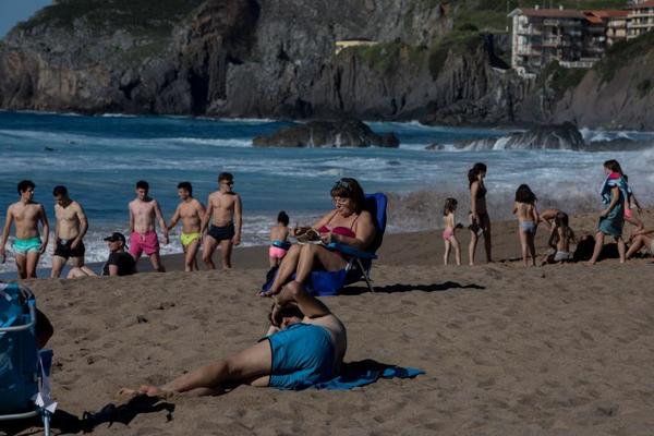 La Policía se despliega en las playas, levanta a bañistas y cierra accesos para frenar el aluvión