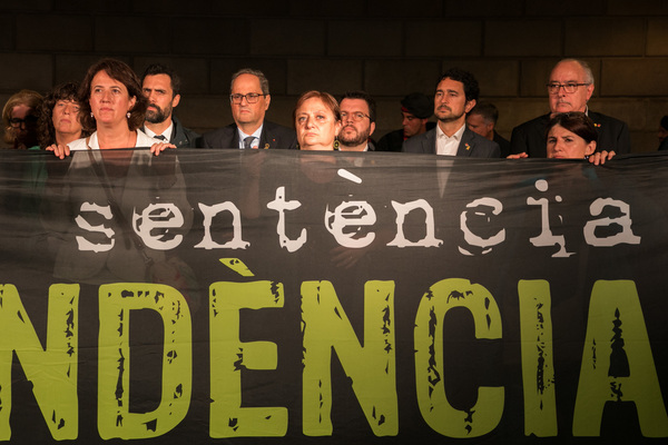 El presidente de la Generalitat, Quim Torra, durante la concentración de esta tarde por las calles de Barcelona./ Eva Parey