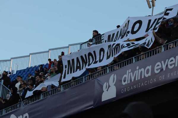 Pancarta pidiendo la dimisión de Manolo Gaspar, director deportivo. SALVADOR SALAS