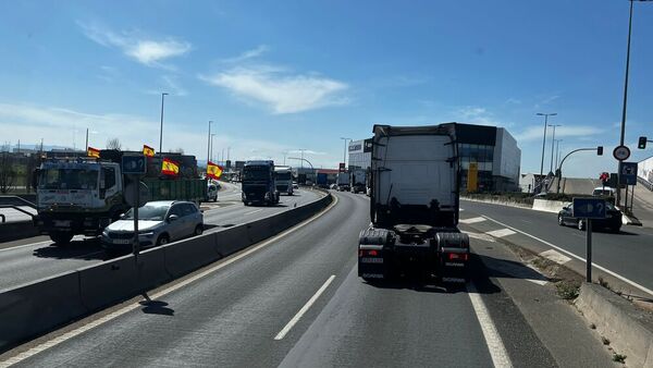 Así les hemos contado el minuto a minuto de la marcha lenta de 400 camiones desde Raos a Santander