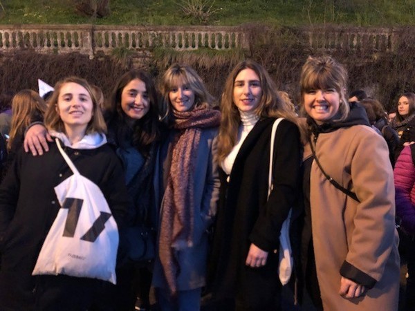 Siete amigas que se han acercado juntas a la manifestación. Algunas de ellas no han podido hacer huelga pero no han querido perderse la manifestación de Donostia. / Ainhoa Múgica