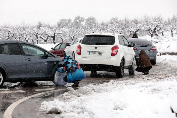 El vídeo del rescate de una familia atrapada de noche en su coche por la nieve en Castellón