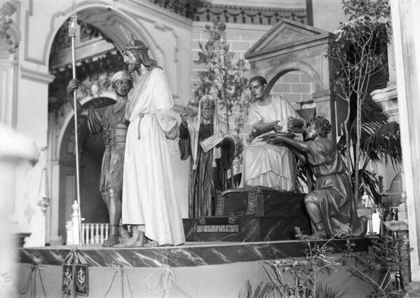 El grupo de la Sentencia, en el interior de la iglesia de Santiago. Foto: Fondo Bienvenido-Arenas. Archivo Histórico CTI-UMA