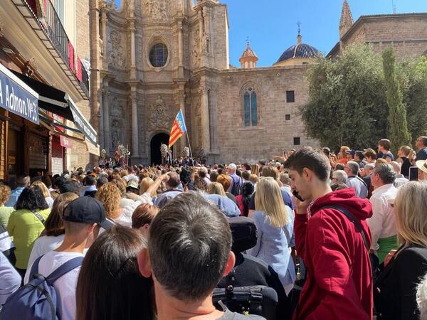 Nuestra compañera Laura Garcés nos muestra una imagen de la Catedral mientras esperan a la Virgen, que ya va por la calle de El Miguelete