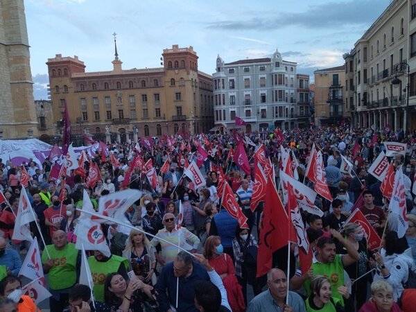 Así está la Plaza de Regla, con la Calle Ancha abarrotada de manifestantes.