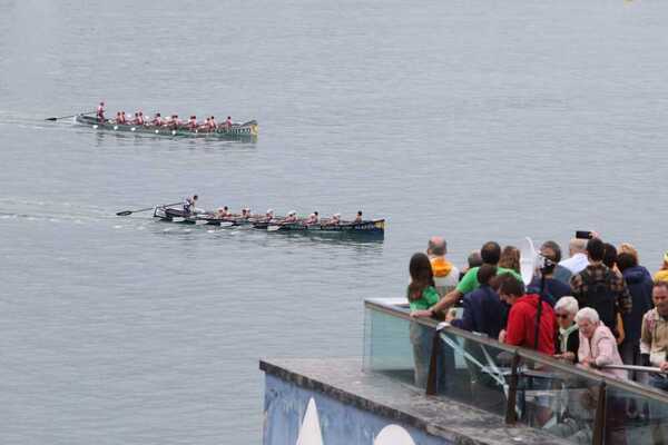 Los remeros de Urdaibai, en la segunda regata masculina. /Maika Salguero