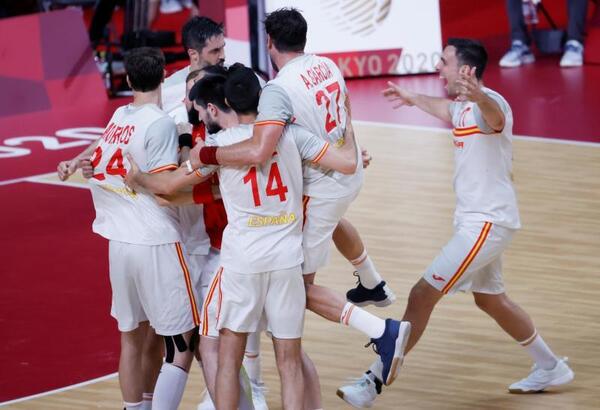 Los Hispanos celebraron por todo lo alto su victoria ante Alemania en el debut. Firma: Lavandeira Jr / EFE