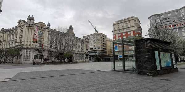 La plaza del Ayuntamiento de Santander, este jueves, completamente vacía. Foto: Héctor Díaz