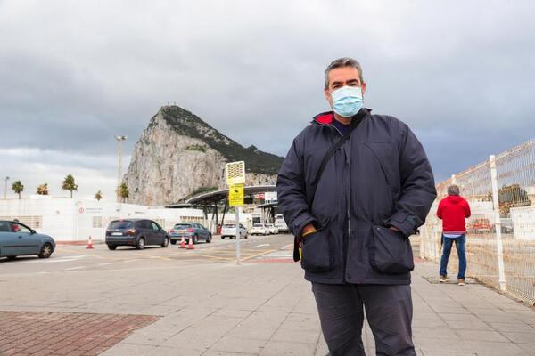 Un trabajador transfronterizo español espera sin recelos la vacuna en Gibraltar