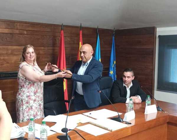 Luis López (Vox) entrega el bastón de mando de Tineo a la nueva alcaldesa, Montse Fernández