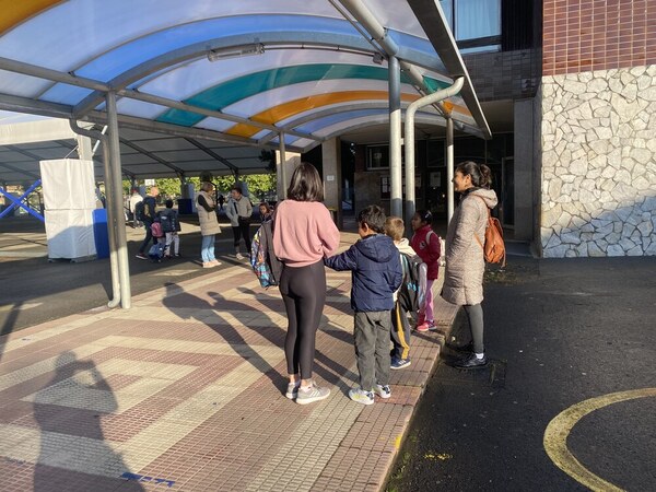 Primera jornada en los colegios vizcaínos sin mascarillas y con dudas