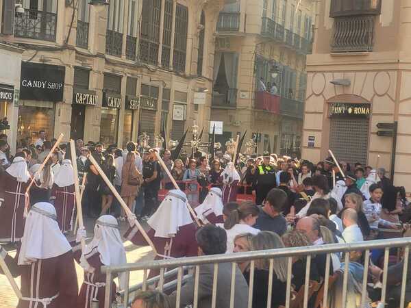 Paso de la sección de la Virgen de la O con Dolores del Puente esperando a las 19.45 horas. Foto: SUR