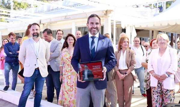 Pérez, con miembros de su lista en la presentación de su programa en los Baños del Carmen. / FOTO: Marilú Báez