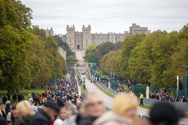 Una multitud comienza a congregarse en los alrededores del castillo de Windsor, donde será enterrada Isabel II. EFE