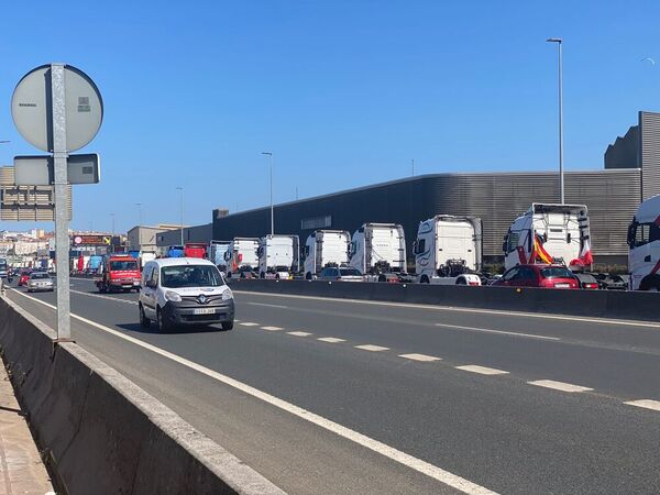 Así les hemos contado el minuto a minuto de la marcha lenta de 400 camiones desde Raos a Santander