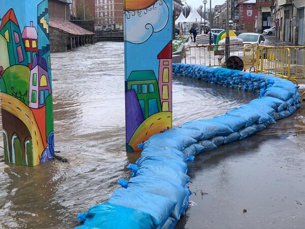 El Ayuntamiento de Reinosa está colocando sacas de arena en la ribera del río Ebro, para intentar evitar su desbordamiento en el entorno del Campo Colorado.