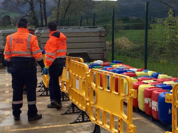 Voluntarios de Protección Civil de Cantabria en un operativo de limpieza
