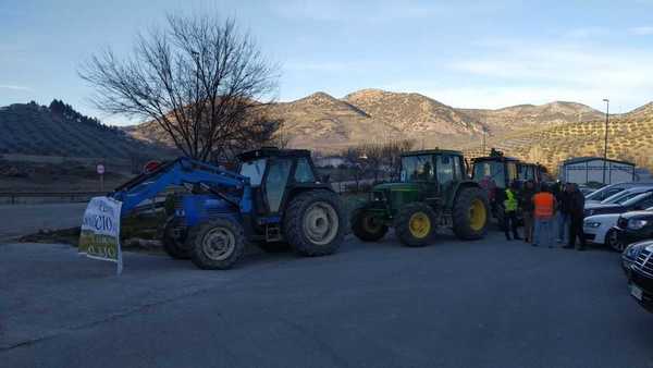 Tractores dispuestos en la A-44, a la altura del Puerto Carretero, para la protesta.