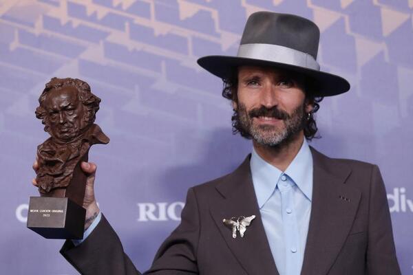 El músico y cantante Leiva tras recibir el Goya a mejor canción original por el tema "Sintiéndolo Mucho"