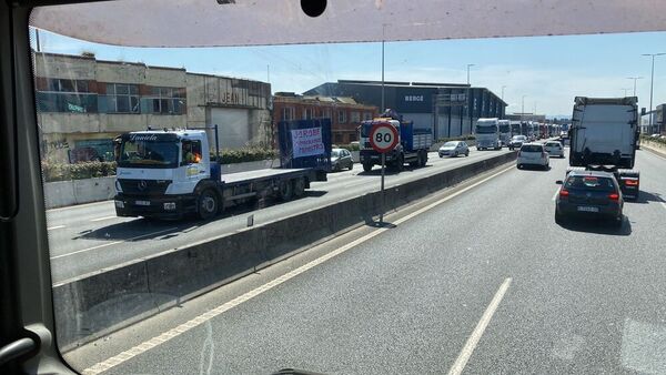 Así les hemos contado el minuto a minuto de la marcha lenta de 400 camiones desde Raos a Santander
