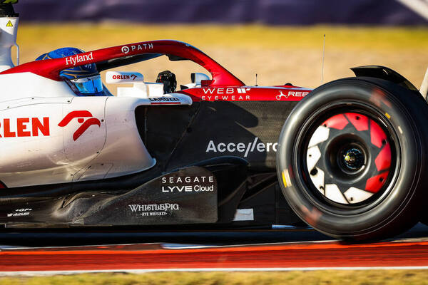 Guanyu Zhou, con el Alfa Romeo en Austin.