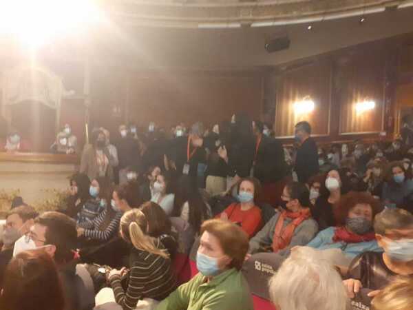 Dos asistentes interrumpen el acto