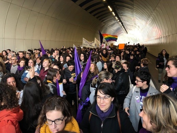 Comienza la lectura del manifiesto que se leerá por cinco mujeres de diferentes colectivos. Los mensajes son recibidos con aplausos por parte de las manifestantes
