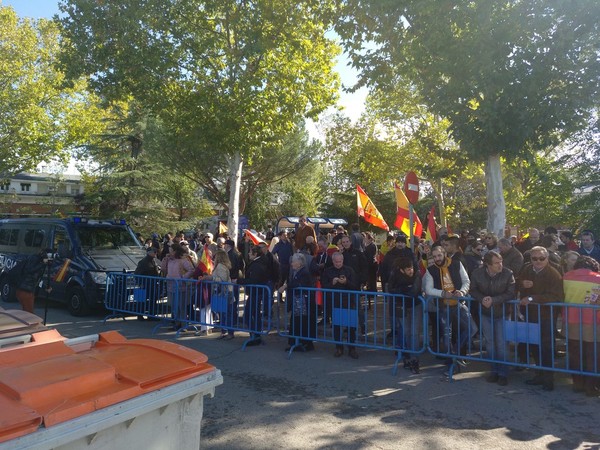 Un cordón de seguridad separa a los manifestantes franquistas de la carretera de acceso al camposanto de Mingorrubio.