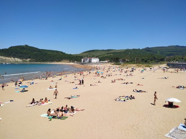 La Policía se despliega en las playas, levanta a bañistas y cierra accesos para frenar el aluvión