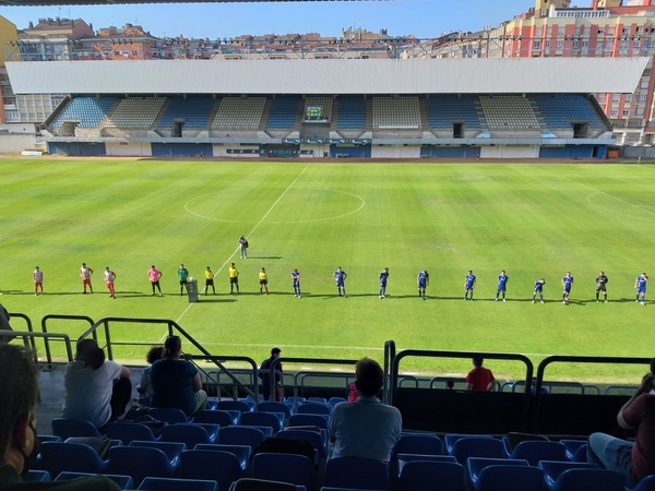 Saltan los jugadores al terreno de juego.