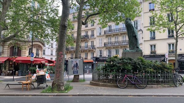 La estatua dedicada a Balzac con un cartel electoral de Le Pen al fondo, en el bulevar Raspail. S. N.