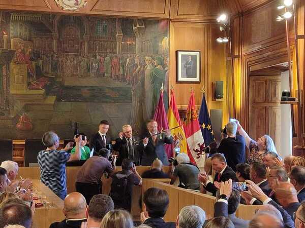 Courel sostiene el bastón de mando de la Diputación