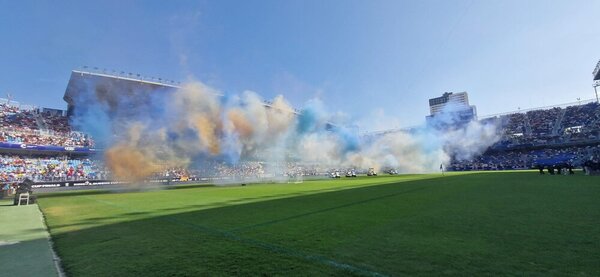 Espectáculo de humo también en La Rosaleda | Foto: Salvador Salas