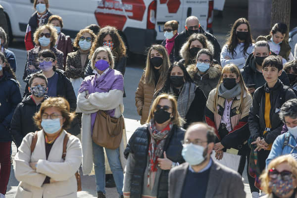 Imagen tomada durante la lectura del manifiesto por el 8-M en la Plaza Mayor de Torrelavega Foto: Luis Palomeque