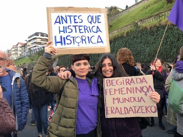 Fabiana y Sol son madre e hija de origen argentino. Se han unido a la marcha porque consideran que la precariedad laboral tiene cara. /Ainhoa Múgica