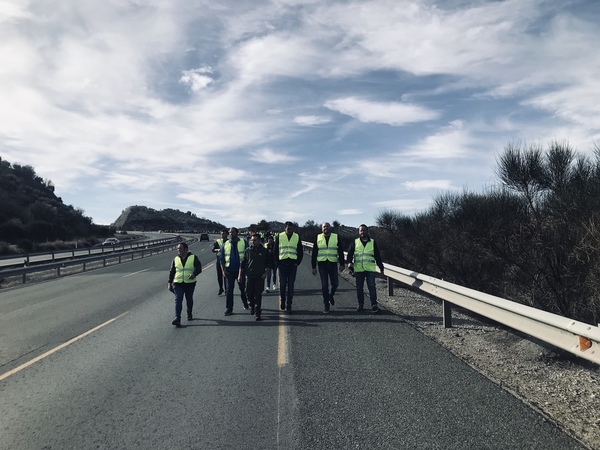 Más de 4.000 olivareros de Granada y Jaén cortan cuatro horas la A-44 para pedir futuro