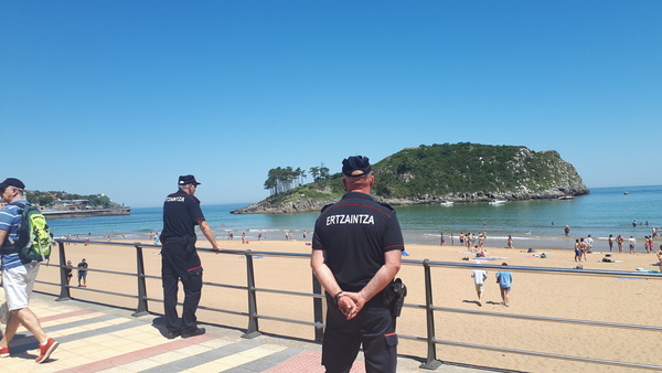 La Policía se despliega en las playas, levanta a bañistas y cierra accesos para frenar el aluvión