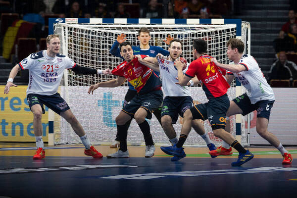 ❄️ ¡Buenas tardes y bienvenidos al directo en el que España se juega el pase a la final del Mundial de balonmano! Bajo el frío y las temperaturas gélidas de Gdansk (Polonia), a orillas del Báltico, los Hispanos tratarán de repetir la machada de cuartos de final, cuando eliminaron a Noruega tras forzar la prórroga en el último segundo. Enfrente, la selección danesa, campeona del mundo en 2019 y 2021. Un difícil reto para los nuestros.